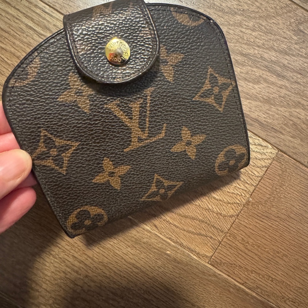 Louis Vuitton Monogram Key Holder in Brown and Gold